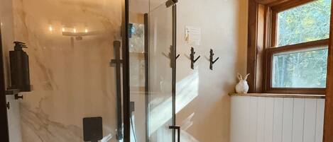 Dusche, Haartrockner, Seife, Toilettenpapier