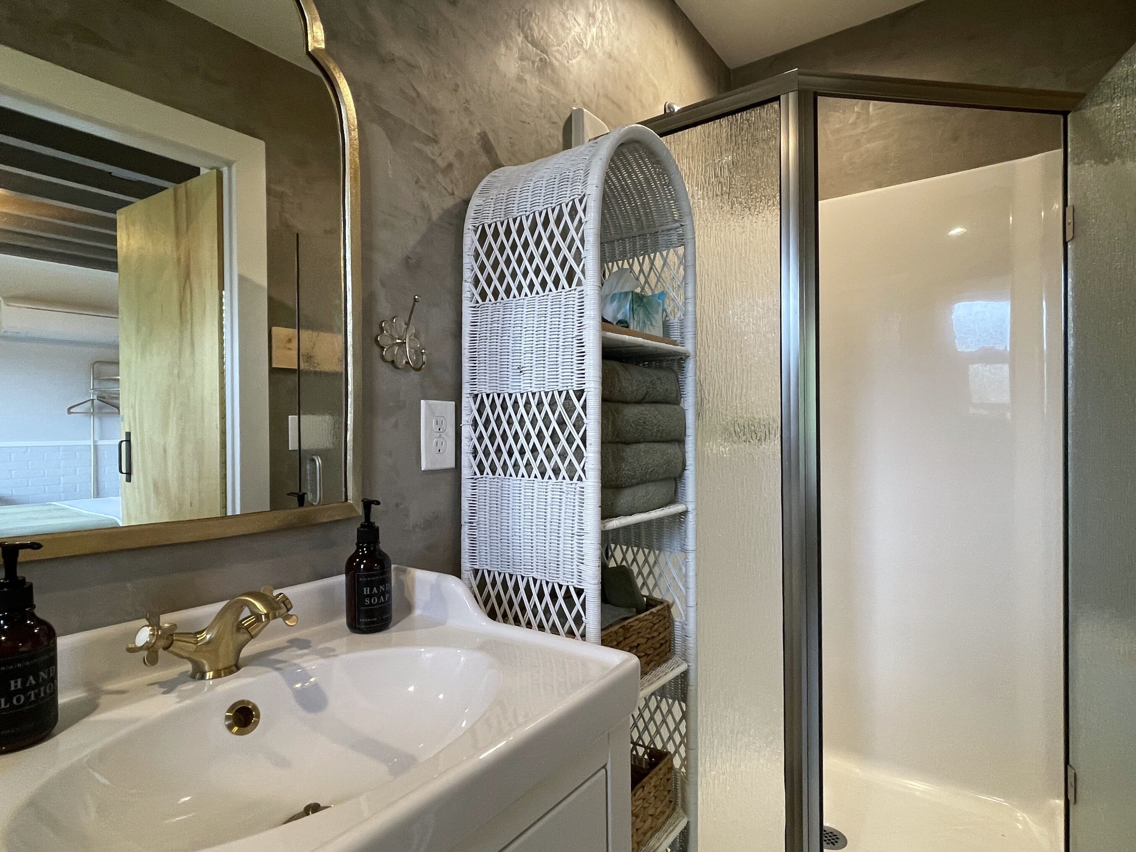Douche, sèche-cheveux, serviettes fournies, savon