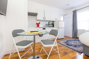 Dining - Cosy 1BDR Studio Flat Perfect for Exploring London (Greater London)