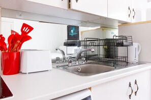 Fridge, stovetop, electric kettle, toaster - Cosy 1BDR Studio Flat Perfect for Exploring London (Greater London)