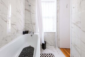 Shower, hair dryer, shampoo - Cosy 1BDR Studio Flat Perfect for Exploring London (Greater London)