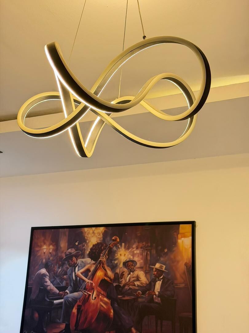 Een moderne hanglamp met een geometrisch ontwerp.