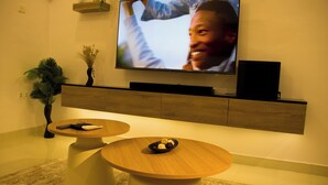 豪華公寓, 1 間臥室, 公園景觀 | 起居區 | 55-吋智慧型電視、數位頻道、Netflix、串流服務