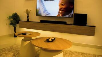 Leilighet – deluxe, 1 soverom, parkutsikt | Oppholdsområde | En 55-tommers smart-TV med digitale kanaler samt Netflix