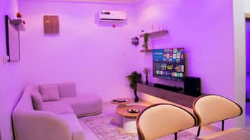 Deluxe Apartment, Park View | Living area