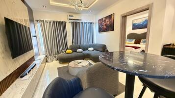 Apartament de luxe, 1 dormitori, vistes al parc | Sala d'estar | Televisor intel·ligent de 55 polzades amb canals digitals i Netflix