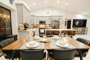 Dining - Superb 3-bedroom house with AC in tranquil Naples, close to beaches and 5th Ave! (Naples)