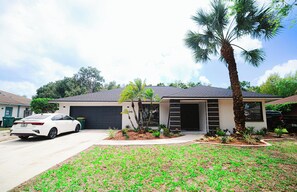 Exterior - Superb 3-bedroom house with AC in tranquil Naples, close to beaches and 5th Ave! (Naples)
