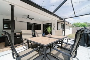 Outdoor dining - Superb 3-bedroom house with AC in tranquil Naples, close to beaches and 5th Ave! (Naples)