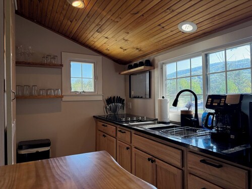 Eiswork Loft: Downtown 3BR Loft, Gore Mountain & North Creek Ski Bowl Views