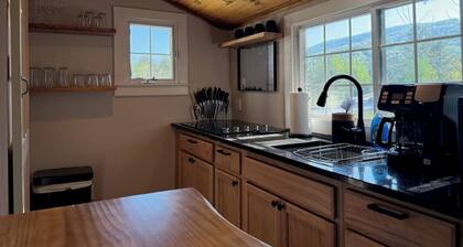 Eiswork Loft: Downtown 3BR Loft, Gore Mountain & North Creek Ski Bowl Views