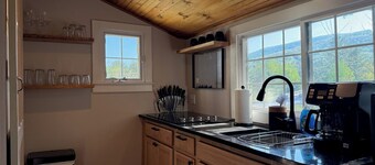 Eiswork Loft: Downtown 3BR Loft, Gore Mountain & North Creek Ski Bowl Views