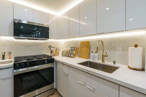 Fridge, microwave, oven, stovetop - Newly Remodeled 2BR/2 BA, Free Parking, 2 Lanais (Honolulu)