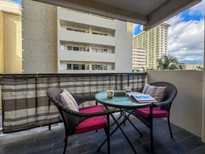 Outdoor dining - Newly Remodeled 2BR/2 BA, Free Parking, 2 Lanais (Honolulu)