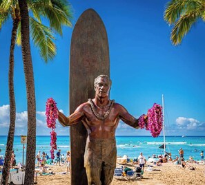 Beach - Newly Remodeled 2BR/2 BA, Free Parking, 2 Lanais (Honolulu)