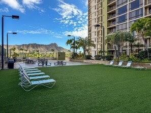 Terrace/patio - Stunning Diamond Head Views, Free Parking, Pool (Honolulu)