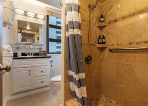 Dusche, Haartrockner, Handtücher, Shampoo