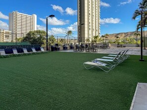 Terrace/patio - Stunning Diamond Head Views, Free Parking, Pool (Honolulu)