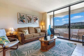 TV, offices - Stunning Diamond Head Views, Free Parking, Pool (Honolulu)