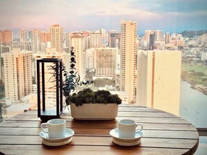 Dining - Newly Renovated, Chic Studio w/ Ocean Views (Honolulu)