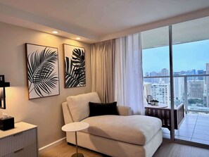 TV - Newly Renovated, Chic Studio w/ Ocean Views (Honolulu)