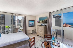 Iron/ironing board, WiFi, bed sheets - Free Parking, Ocean Views, High Floor (Honolulu)