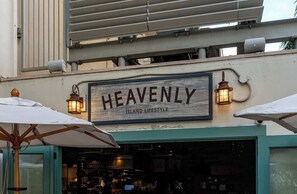 Exterior detail - Free Parking, Ocean Views, High Floor (Honolulu)