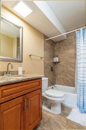 Shower, hair dryer, towels, shampoo - Marina Front, Large Lanai, Near Beach (Honolulu)