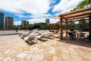 Outdoor dining - Bright Central Studio at Luana Hotel + Suites (Honolulu)