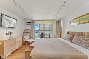 Desk, iron/ironing board, travel cot, WiFi - [New] Renovated Modern Studio w/ Pool + Beach Gear (Honolulu)