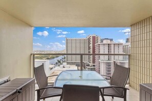 Outdoor dining - [New] Renovated Modern Studio w/ Pool + Beach Gear (Honolulu)