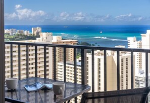 Outdoor dining - MOANA Suite • 31F Panoramic Ocean View • FREE Park (Honolulu)