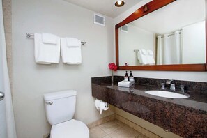 Shower, hair dryer, towels, shampoo - Cozy Waikiki Studio, Pool, Gym & BBQ (Honolulu)