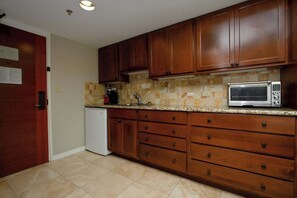 Fridge, microwave, coffee/tea maker, electric kettle - Cozy Waikiki Studio, Pool, Gym & BBQ (Honolulu)