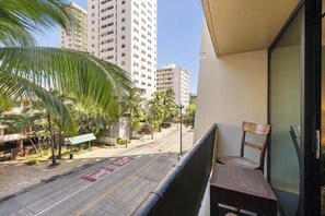 Property grounds - Cozy 1 BR, City Views and Salt Water Pool (Honolulu)