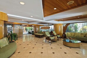 Lobby - Cozy 1 BR, City Views and Salt Water Pool (Honolulu)