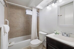 Shower, hair dryer, towels, shampoo - Cozy 1 BR, City Views and Salt Water Pool (Honolulu)