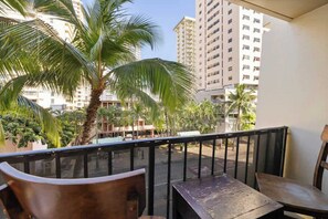 Property grounds - Cozy 1 BR, City Views and Salt Water Pool (Honolulu)