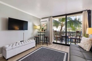 TV - Cozy 1 BR, City Views and Salt Water Pool (Honolulu)