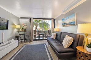 TV - Cozy 1 BR, City Views and Salt Water Pool (Honolulu)