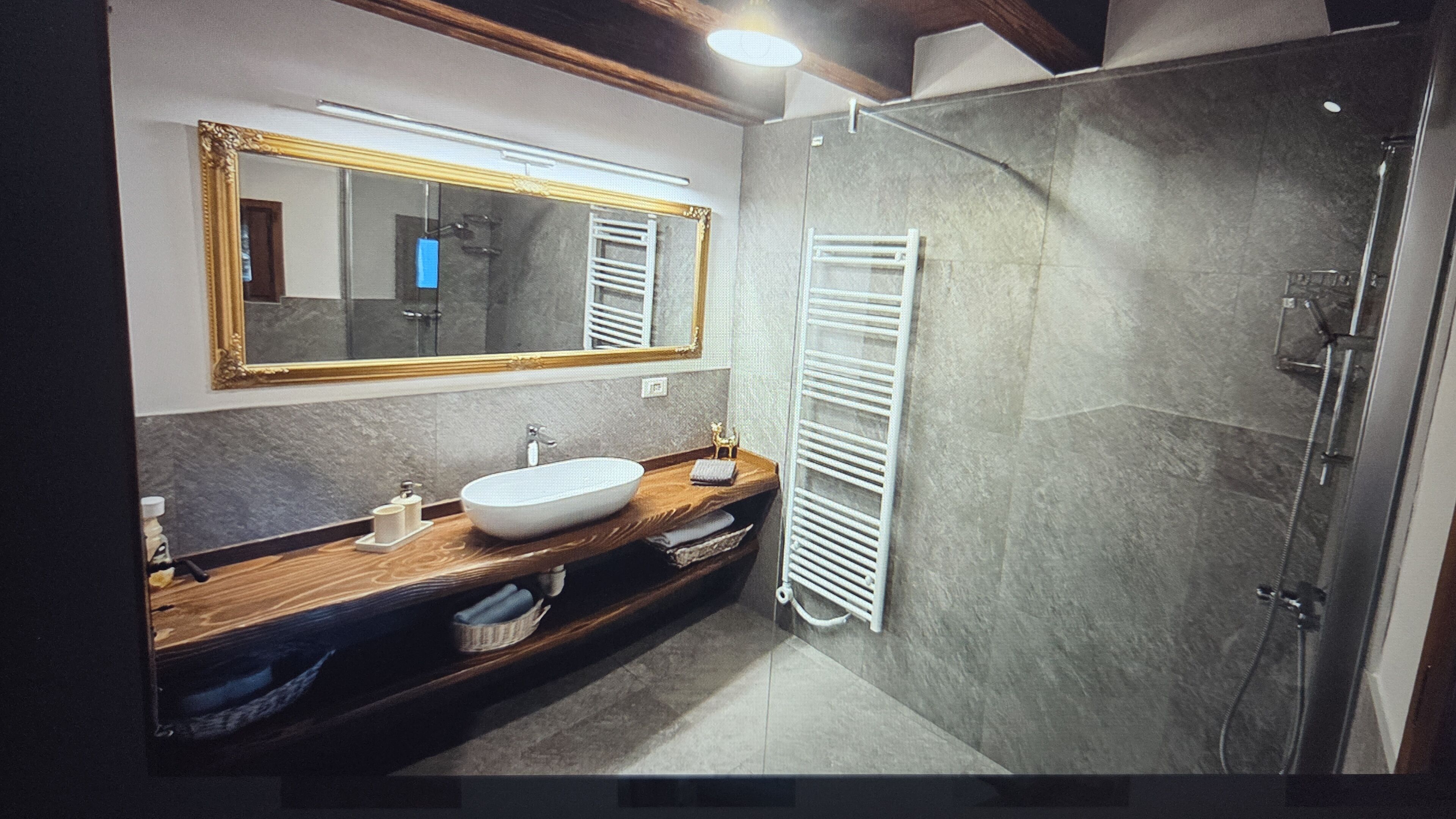 Douche, sèche-cheveux, bidet, serviettes fournies
