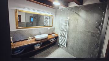Douche, sĂšche-cheveux, bidet, serviettes fournies