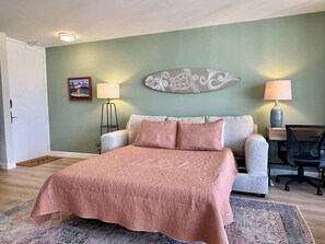 Desk, iron/ironing board, travel cot, WiFi - [Rare]Mtn View | Walk Score 95 | Parking | Kitchen (Honolulu)