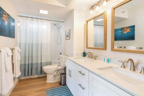 Shower, hair dryer, towels, shampoo - [Rare]Mtn View | Walk Score 95 | Parking | Kitchen (Honolulu)