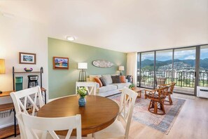 TV, offices - [Rare]Mtn View | Walk Score 95 | Parking | Kitchen (Honolulu)