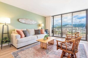 TV, offices - [Rare]Mtn View | Walk Score 95 | Parking | Kitchen (Honolulu)
