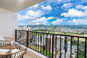 A balcony with a view of a cityscape, including high-rise buildings and mountains. - [Rare]Mtn View | Walk Score 95 | Parking | Kitchen (Honolulu)