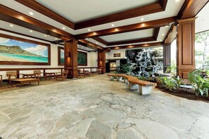 Dining - [Rare]Mtn View | Walk Score 95 | Parking | Kitchen (Honolulu)