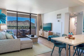 TV, offices - Corner Unit, Rare Diamond Head Views, Free Parking (Honolulu)