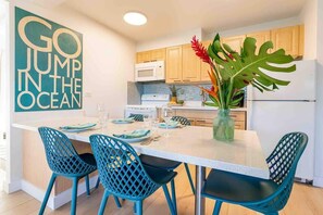 Dining - Corner Unit, Rare Diamond Head Views, Free Parking (Honolulu)